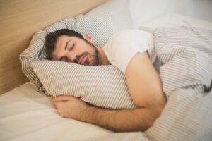 Dormir mejor = más músculo: cómo el sueño acelera tu recuperación